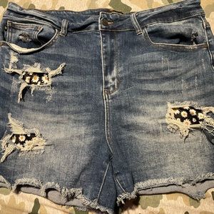 Judy Blue Jean shorts size 2XL Daisy underlay